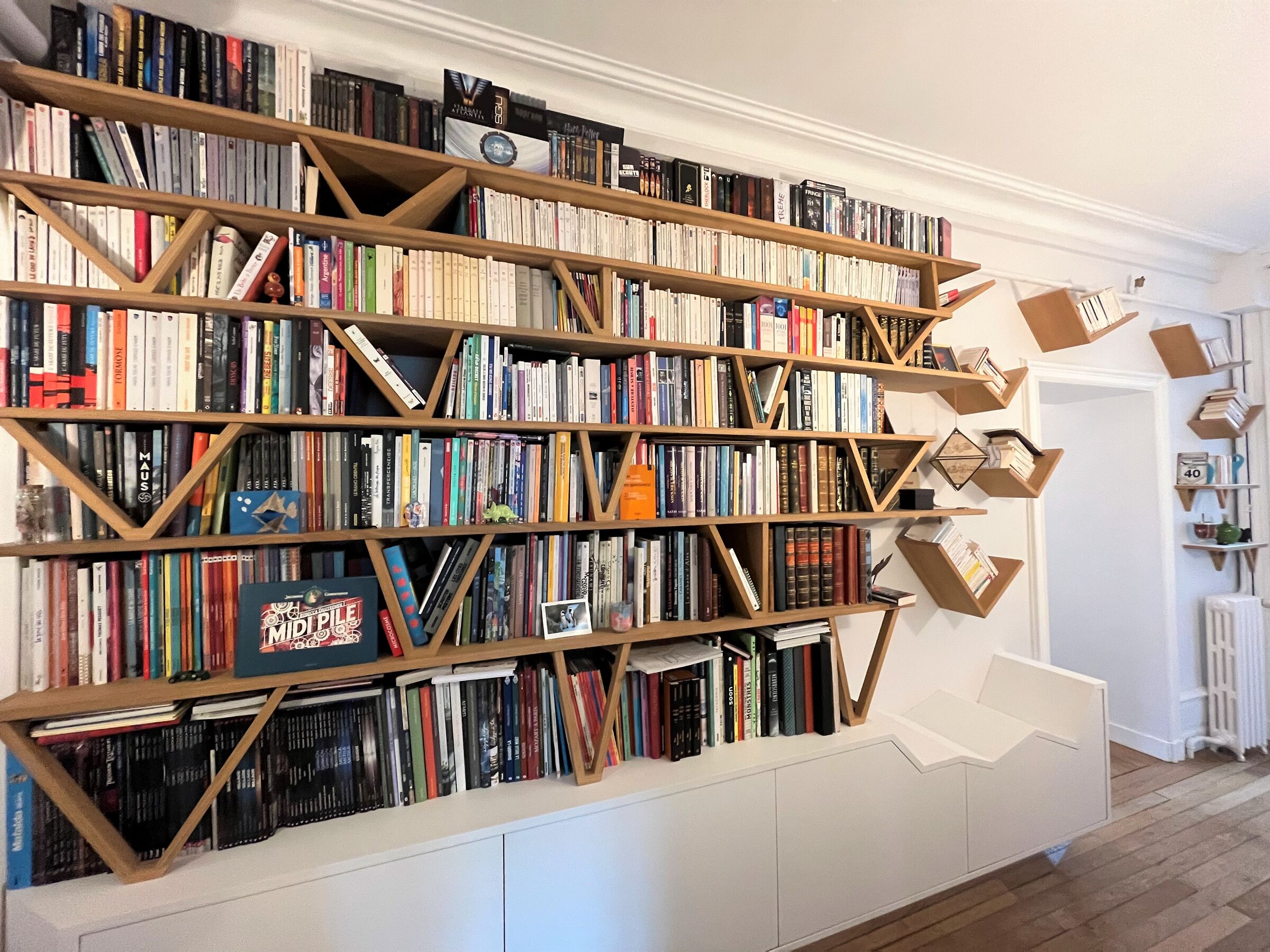 Bibliothèque sur mesure en bois massif réalisée par l'Atelier Atemporel